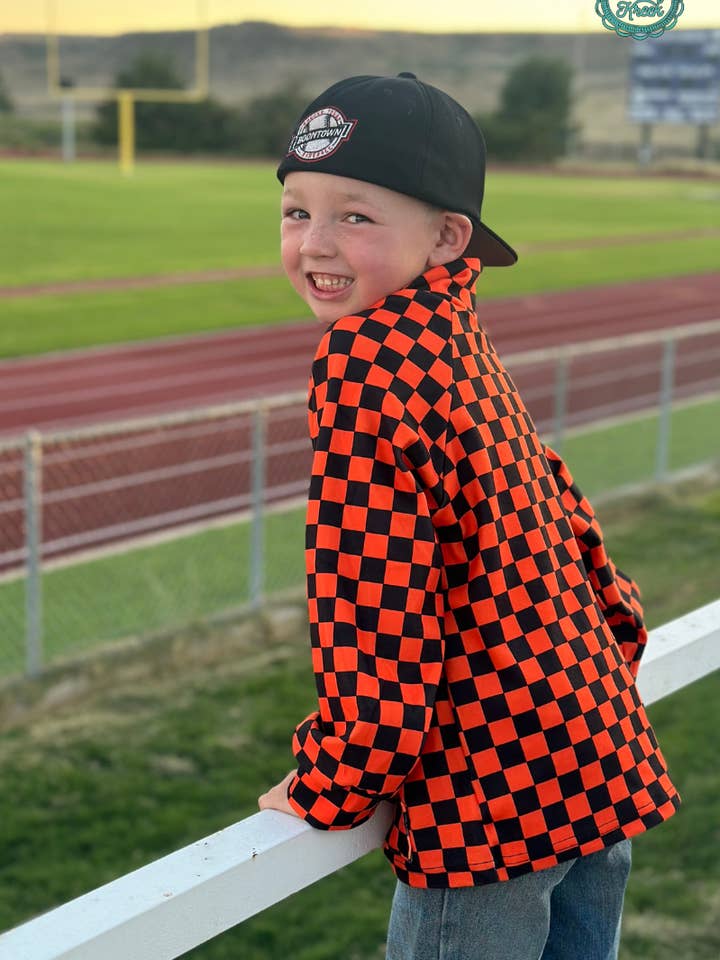 Mini Pep Rally Pullover - Orange & Svart för wholesale av Sterling Kreek
