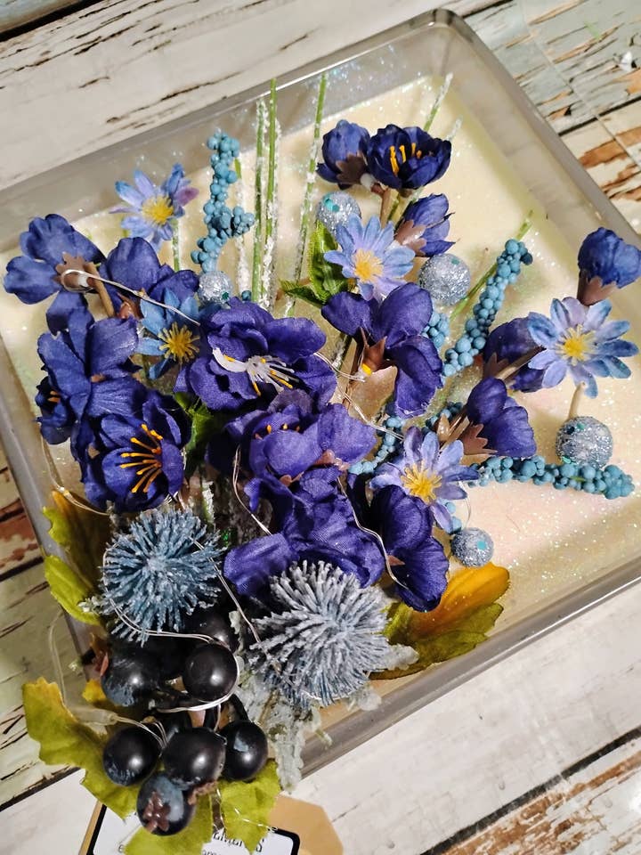 Bougie carrée 8" avec design floral de pavot bleu et lumières LED pour la vente par Ethereal Elements CT