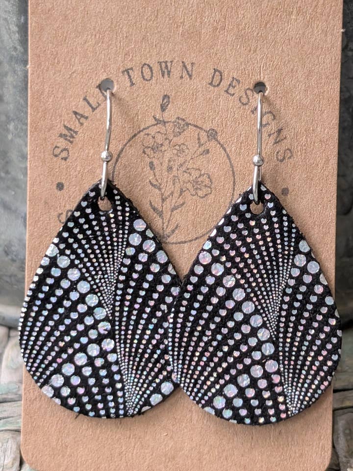 Ailes Abstraites Noires Goutte d'Eau pour la vente par Small Town Designs