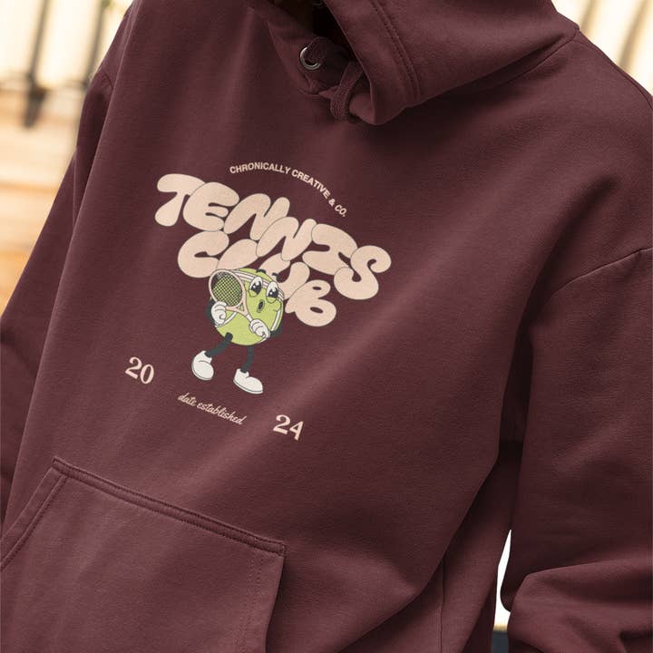 „Serve Up Style“ Tennis Club hættetrøje fra Chronically Creative & Co. - 2024 udgave for engroshandel hos Chronically Creative & Co.