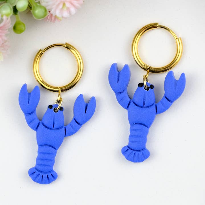 Blaue Hummer-Ohrringe aus Polymer Clay für den Großhandel von Mom’sClayCo