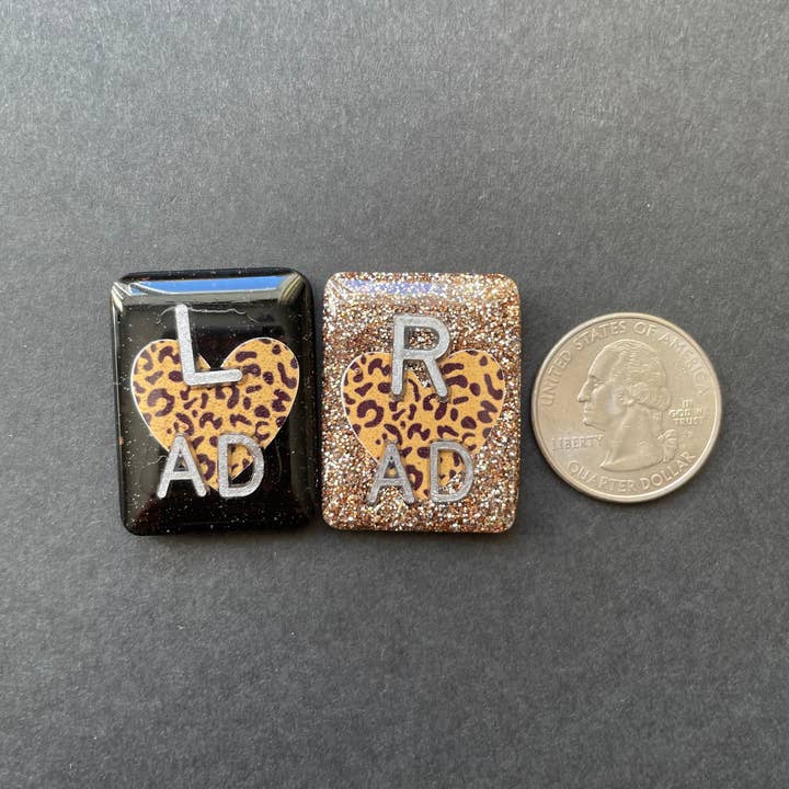 Alisha Goes Crafty - Venta al por mayor Botón/prendedor - Marcadores de rayos X de corazón con estampado animal, con 2 o 3 iniciales4