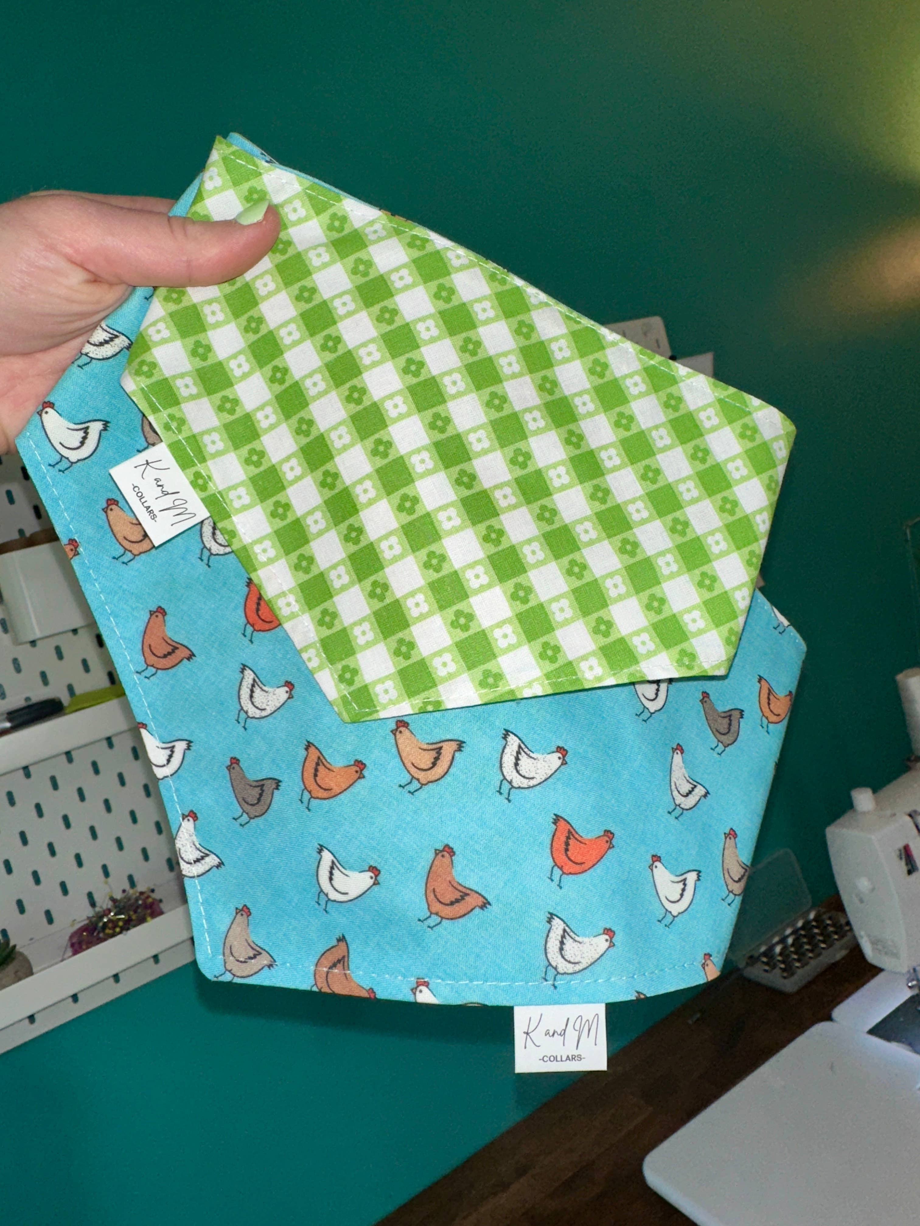 K and M Collars - Vendita all'ingrosso Bandana - Cani - Bandana reversibile per cani Spring Chickens and Flowers2