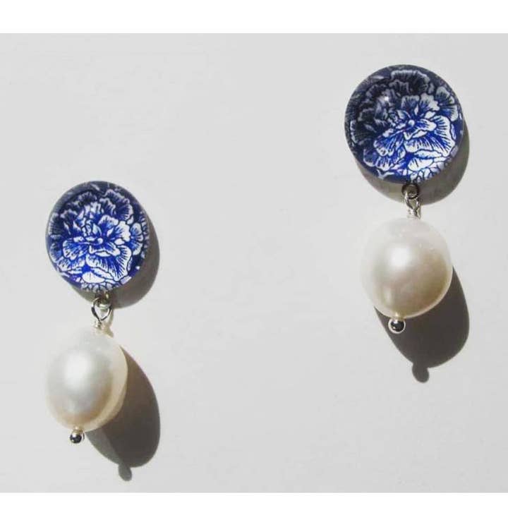 Oorbellen met witte barokparels en azulejos-glazen voor wholesale door Giulia Sorvillo di Serino