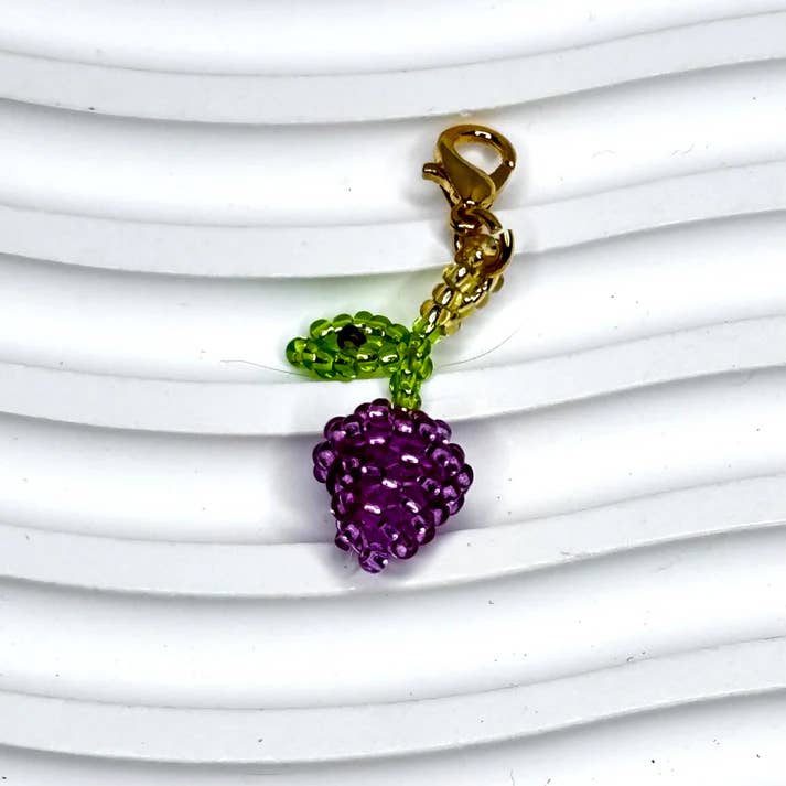 🍇 Handgemaakte Druivenbedel – Een Vleugje Wijngaard Elegantie 🍇 voor wholesale door Bellalu Jewelry and Accessories