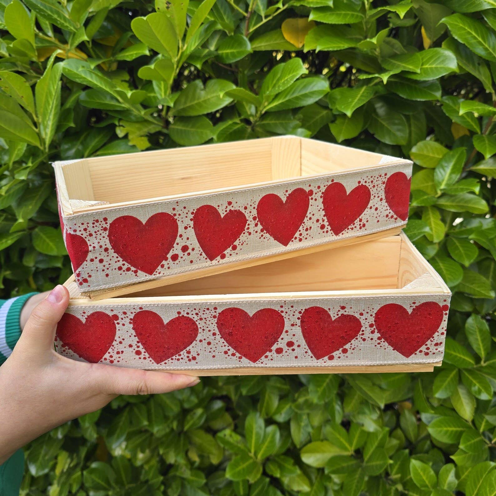 AboutWood - Vente Coffrets cadeaux - Caisse-cadeau en bois pour vin décorée avec un ruban à cœurs rouges2