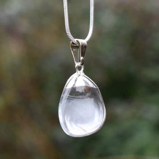 Natuurlijk gepolijste heldere kwartskristalsteen gegalvaniseerde hanger, ketting en luxe geschenkdoos voor wholesale door Reiju
