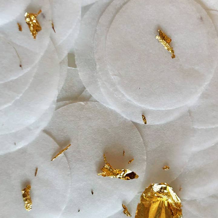 Confettis en or 23 carats et papier pour la vente par Decaurelia