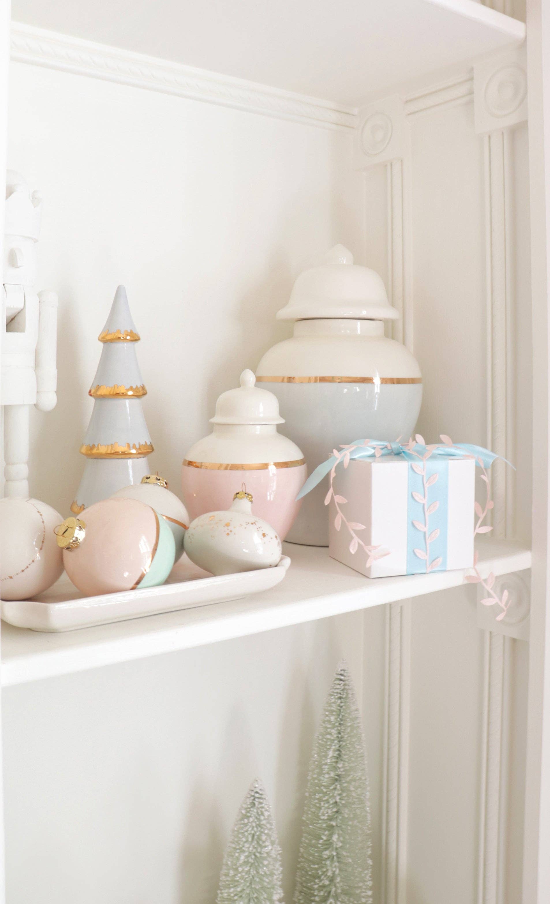 Lo Home | Ruby Clay – Engroshandel Pyntekrukke – Hydrangea lyseblå farve blok ingefær krukke med guld Accent1