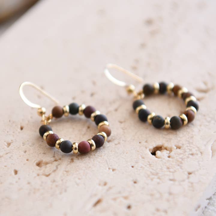 Gaia ædelstenede små bøjleøreringe for engroshandel hos Cecelia Designs Jewelry