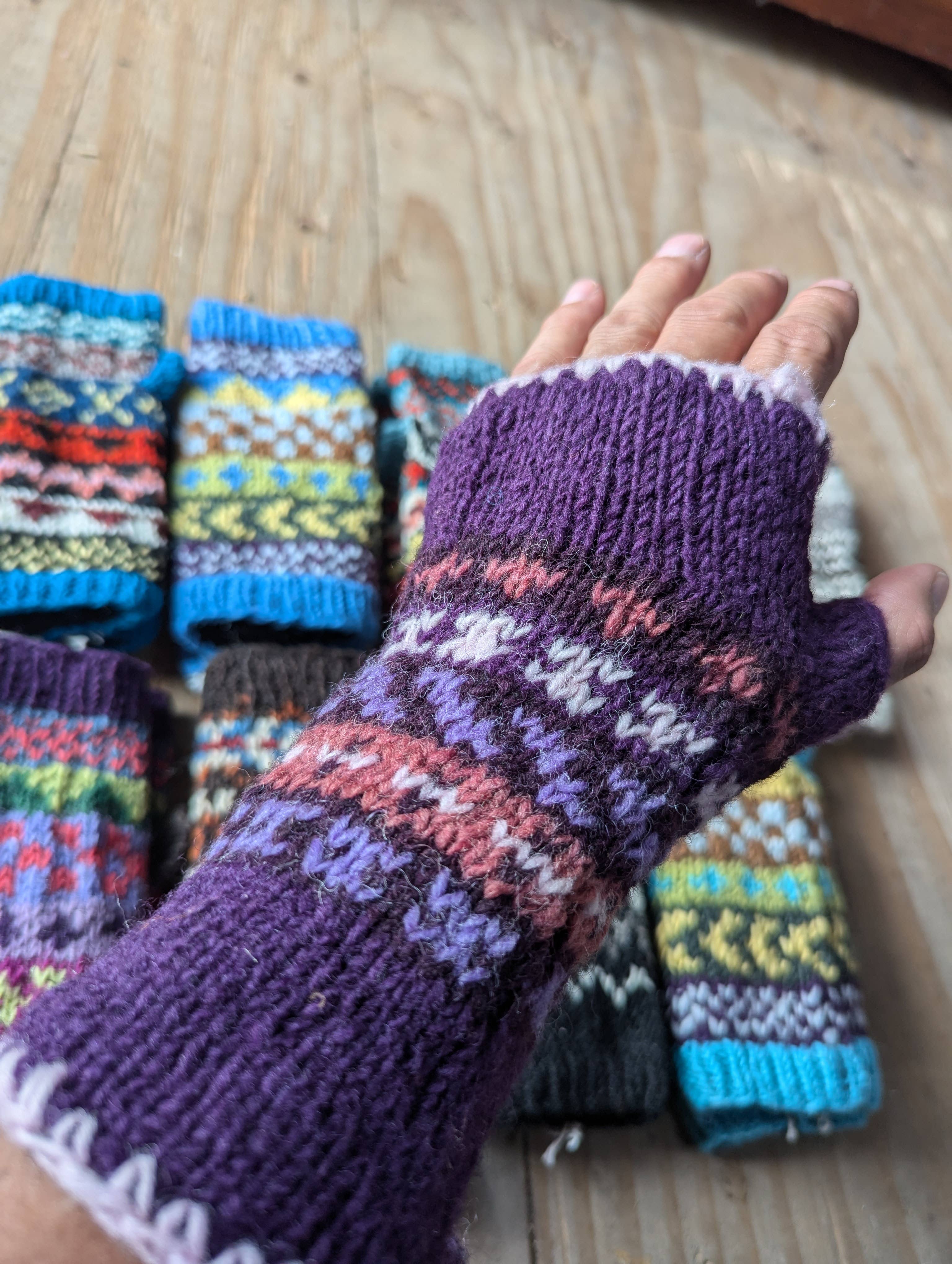 Tenzing Collections – Großhandel Handschuhe – Unisex – Handgefertigte, fleecgefütterte, bunte Wollstrick-Fingerlose Handschuhe10