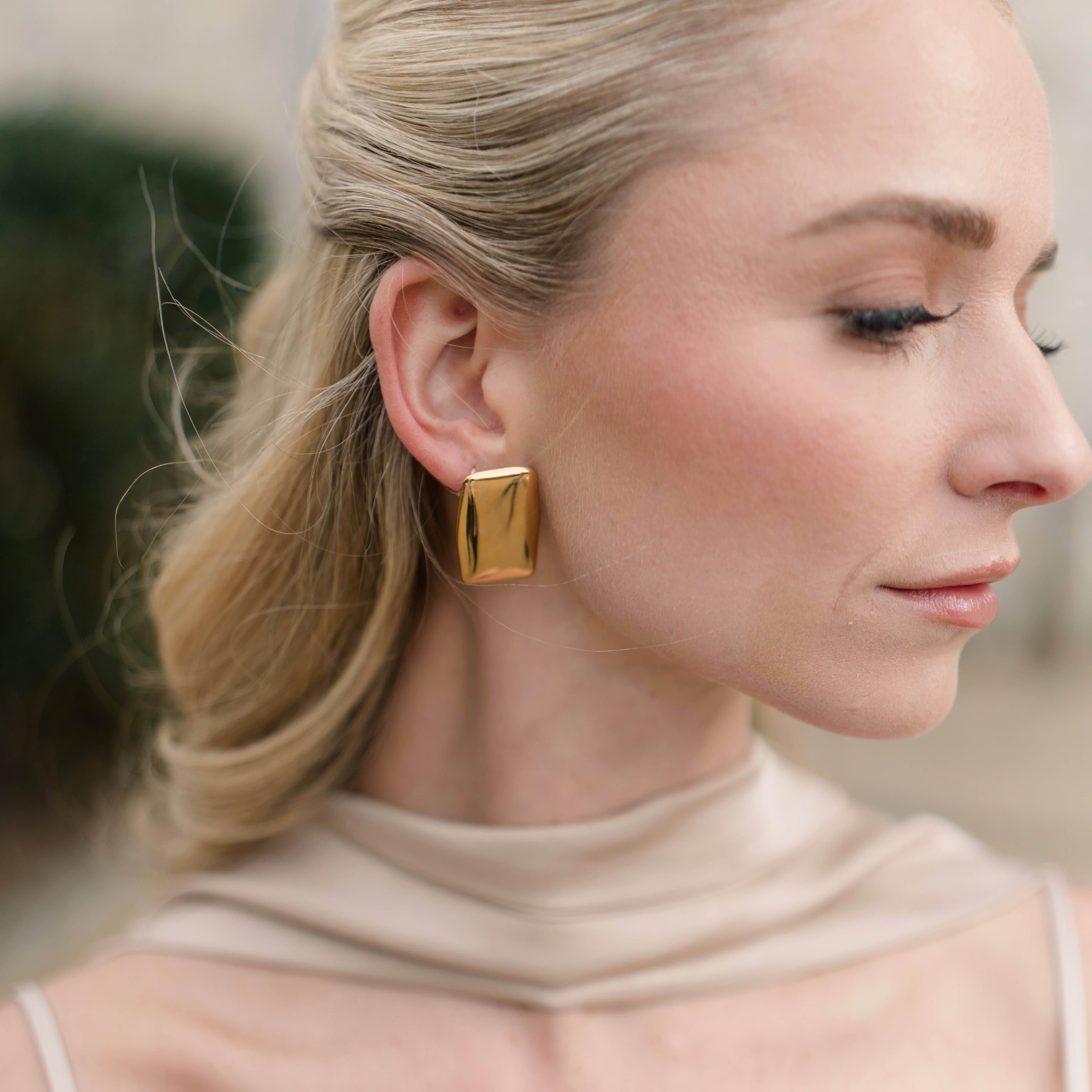 Nicholls Jewellery – wholesale Dangle earrings – Rectangle Flat Gold Statement Earrings0