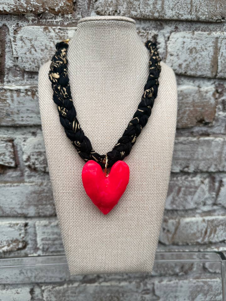 Bandana épais noir et or avec collier cœur rose vif pour la vente par Chic’d Out