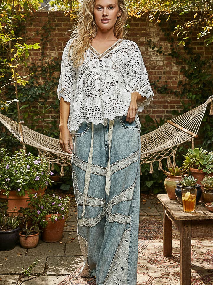 Haut évasé à manches 3/4, col en V, motif crochet varié pour la vente par Pol Clothing