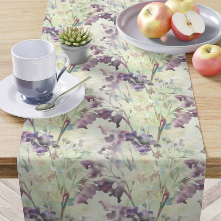 Blå Toile, Rose & Floral Damask bordløber for engroshandel hos Prestige Plume
