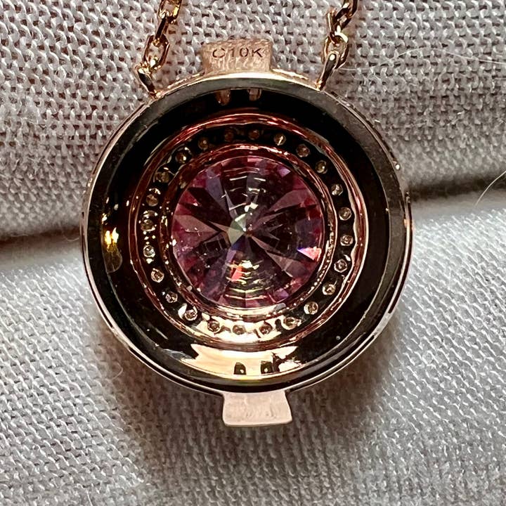 10K Rosaguld 3CT Rund Pink Moissanite Sort Emalje Vedhæng for engroshandel hos Remcon Fine Jewels