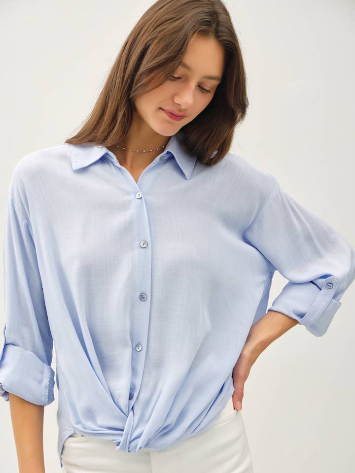 CHEMISE BOUTONNÉE AVEC DÉTAIL TORSADÉ pour la vente par Be Cool