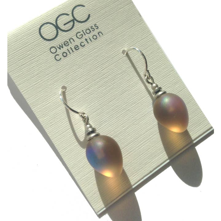 MINI BERRIES 9 - BOUCLES D'OREILLES EN VERRE TAUPE IRISÉ GIVRÉ pour la vente par Owen Glass Collection