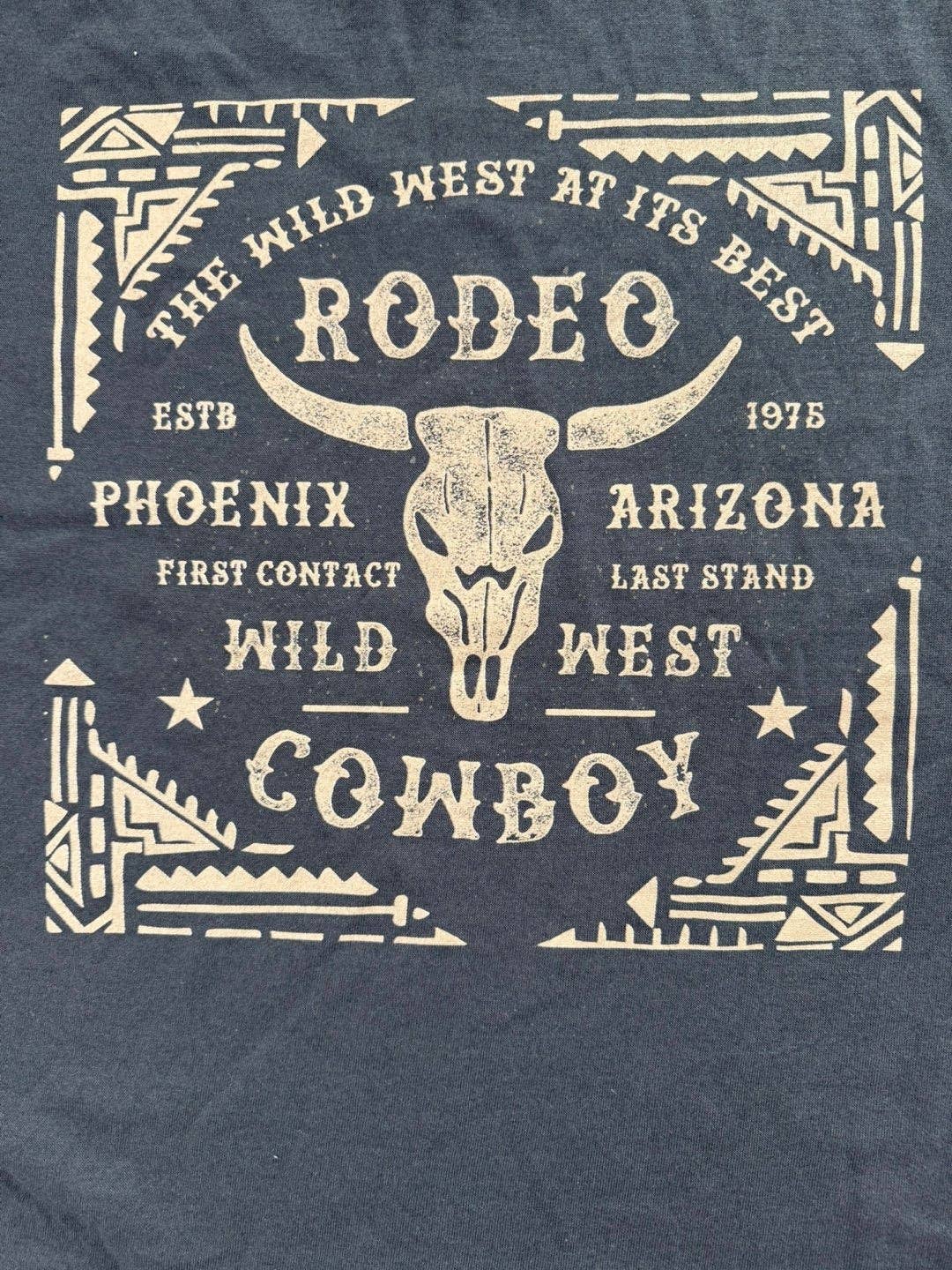Snowing West - Wholesale T-shirt met print - Uniseks - T-shirt met westernprint van stierenkop en rodeo cowboy1