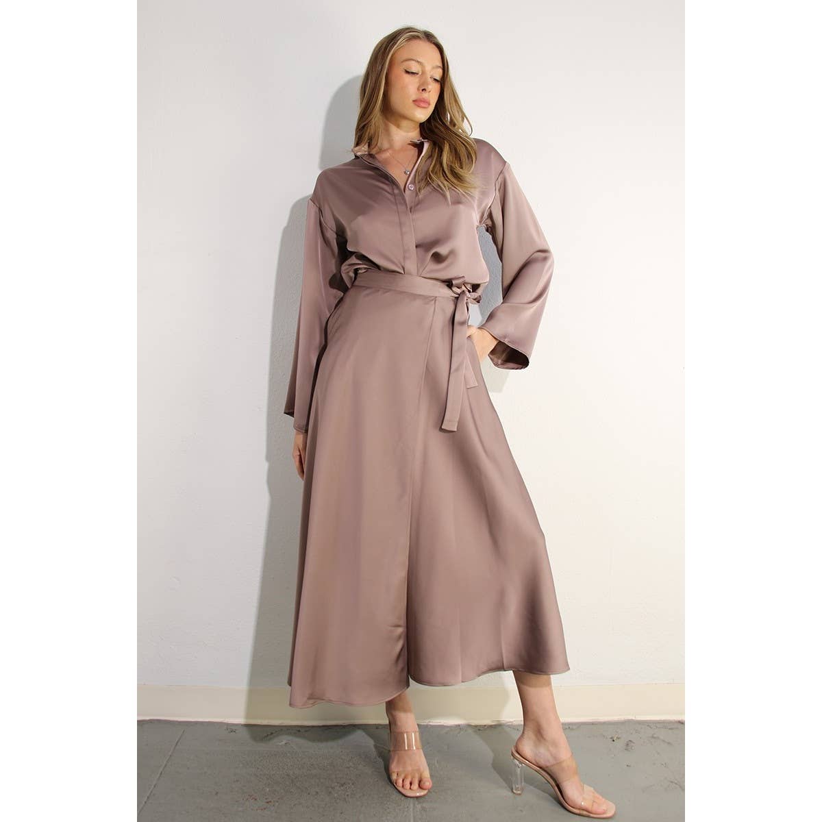 MALVE BRAUN CROP-TOP AUS SATIN MIT WICKELROCK für den Großhandel auf Faire6