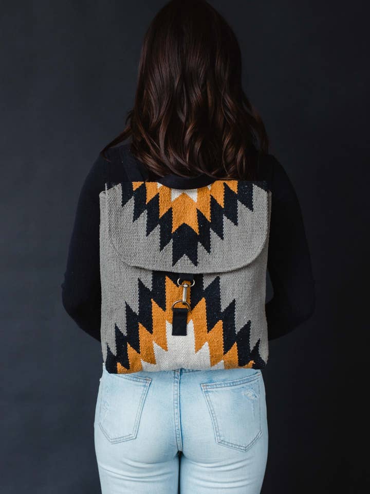 Grauer, schwarzer, senffarbener und cremefarbener Azteken-Rucksack für den Großhandel von Panache Apparel Co.