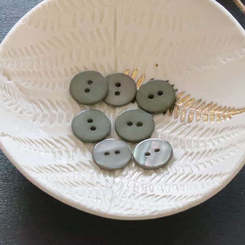 Lise Tailor - Wholesale Sewing Button/Snap - Flat mother-of-pearl buttons with 2 holes12