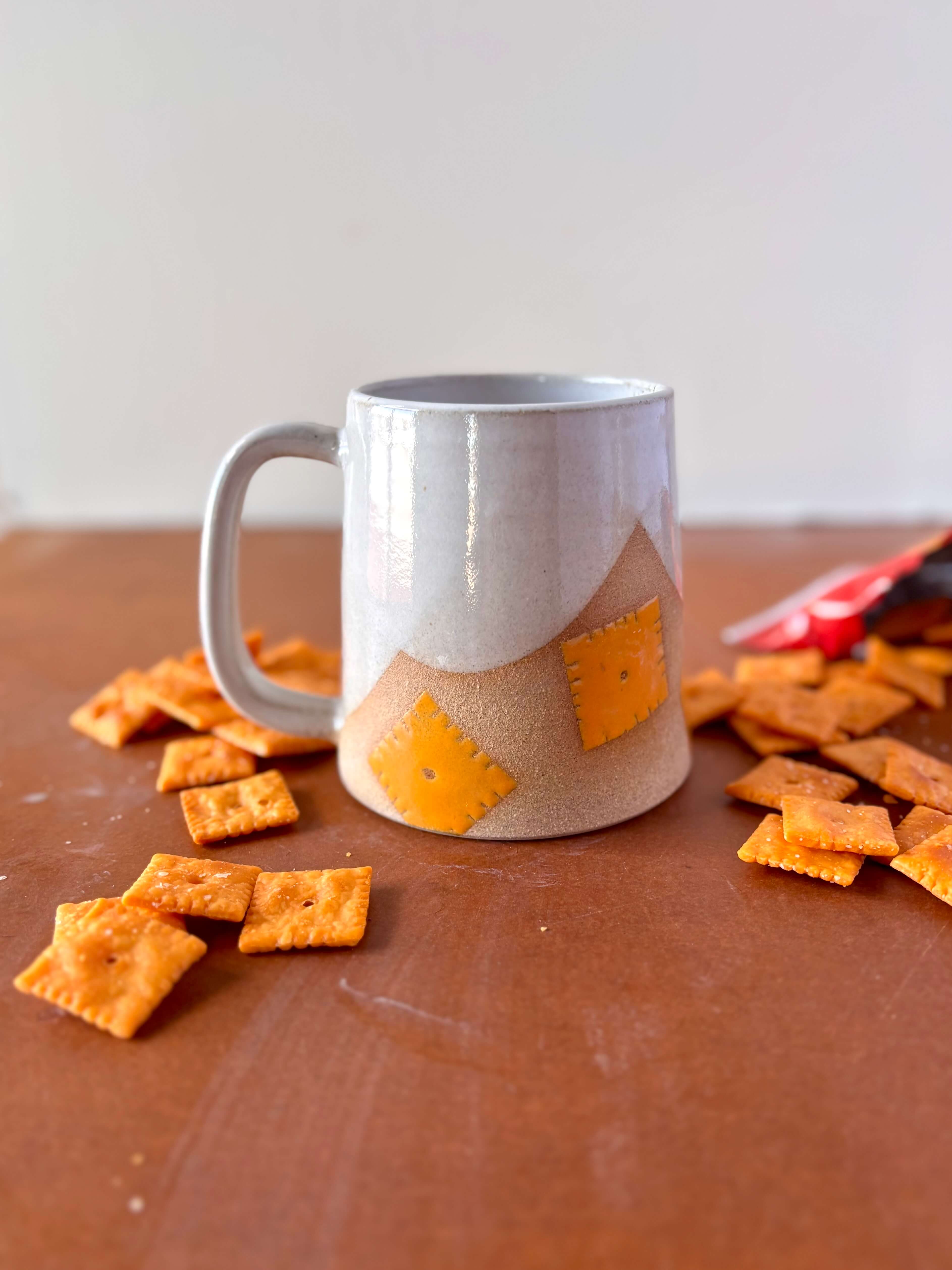 ROB Ceramics – wholesale Kaffekoppar – Cheez It Mugg Handgjord Keramik10