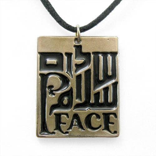 Collier à pendentif Peace Trinity en émail noir sur cordon ajustable en fibre naturelle pour la vente par From War to Peace