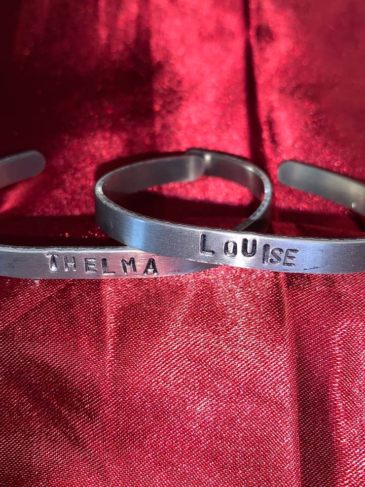 „Thelma & Louise“ gestempeltes Armband für den Großhandel von Punchy Pineapples