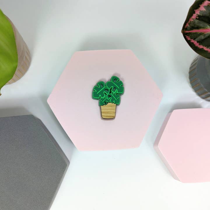 Chikai Shop - Wholesale Brooch - Monstera brooch on acrylic and oak wood4