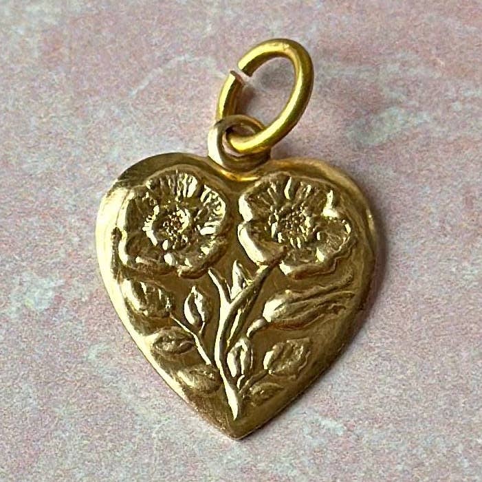 Vintage mässingshjärthänge med blommor för smycken för wholesale av The Brass Era