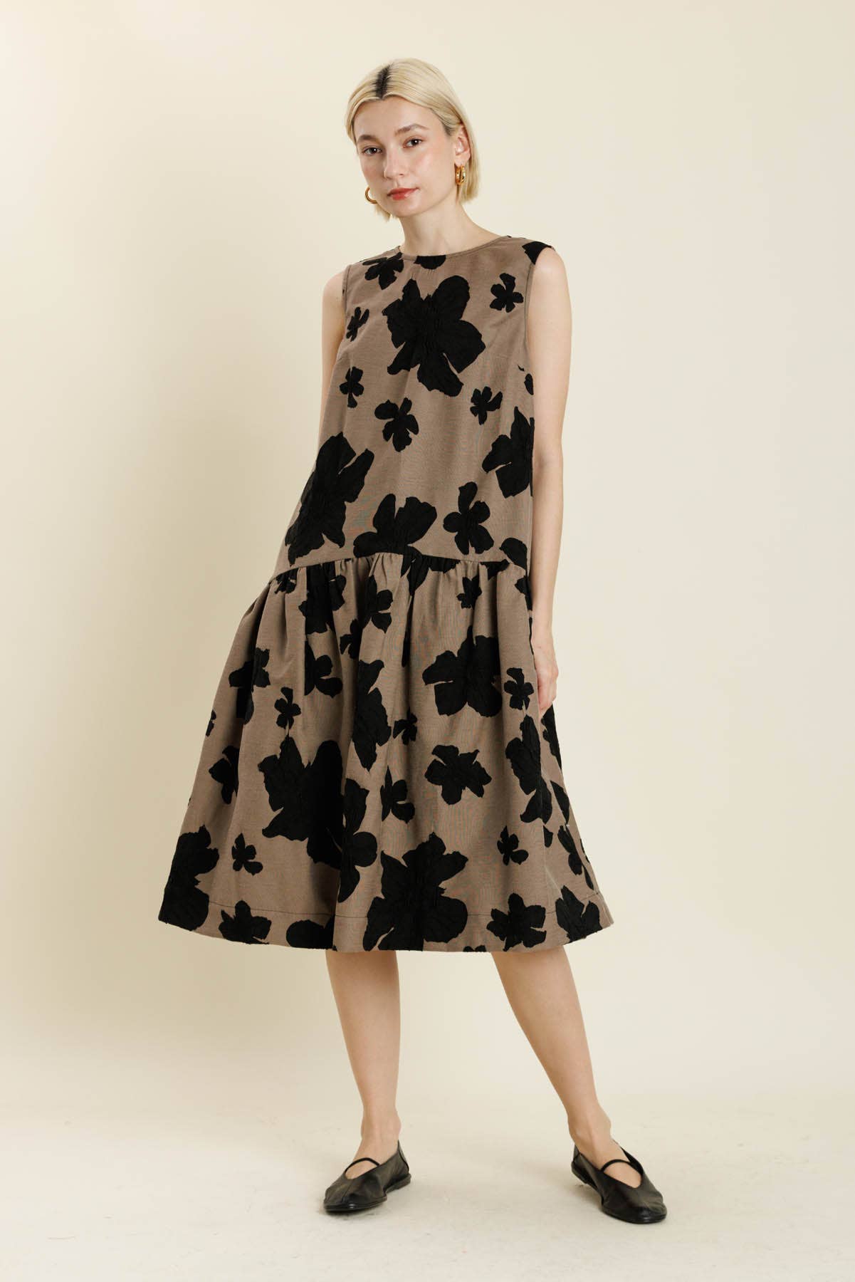 TAUPE AD2186 - MIDIKLÄNNING I JACQUARD MED NEDFÄLLD MIDJA för wholesale på Faire3