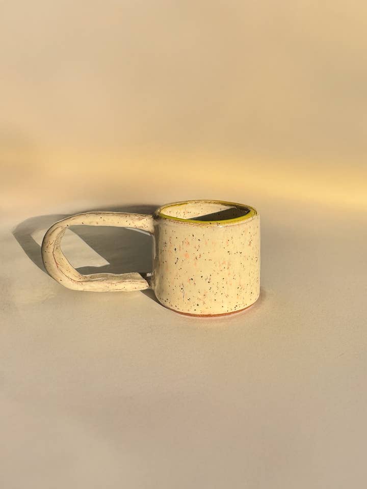 Långhandtagig fläckig keramikkopp, handgjord keramik kaffekopp för wholesale av Holydirtstudio.com