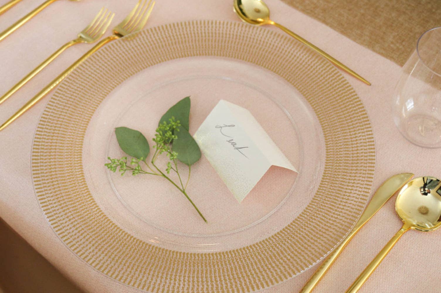 EcoQuality – wholesale Laddningsplatta – 13-tums plasttallrikar med textur och guldkant1