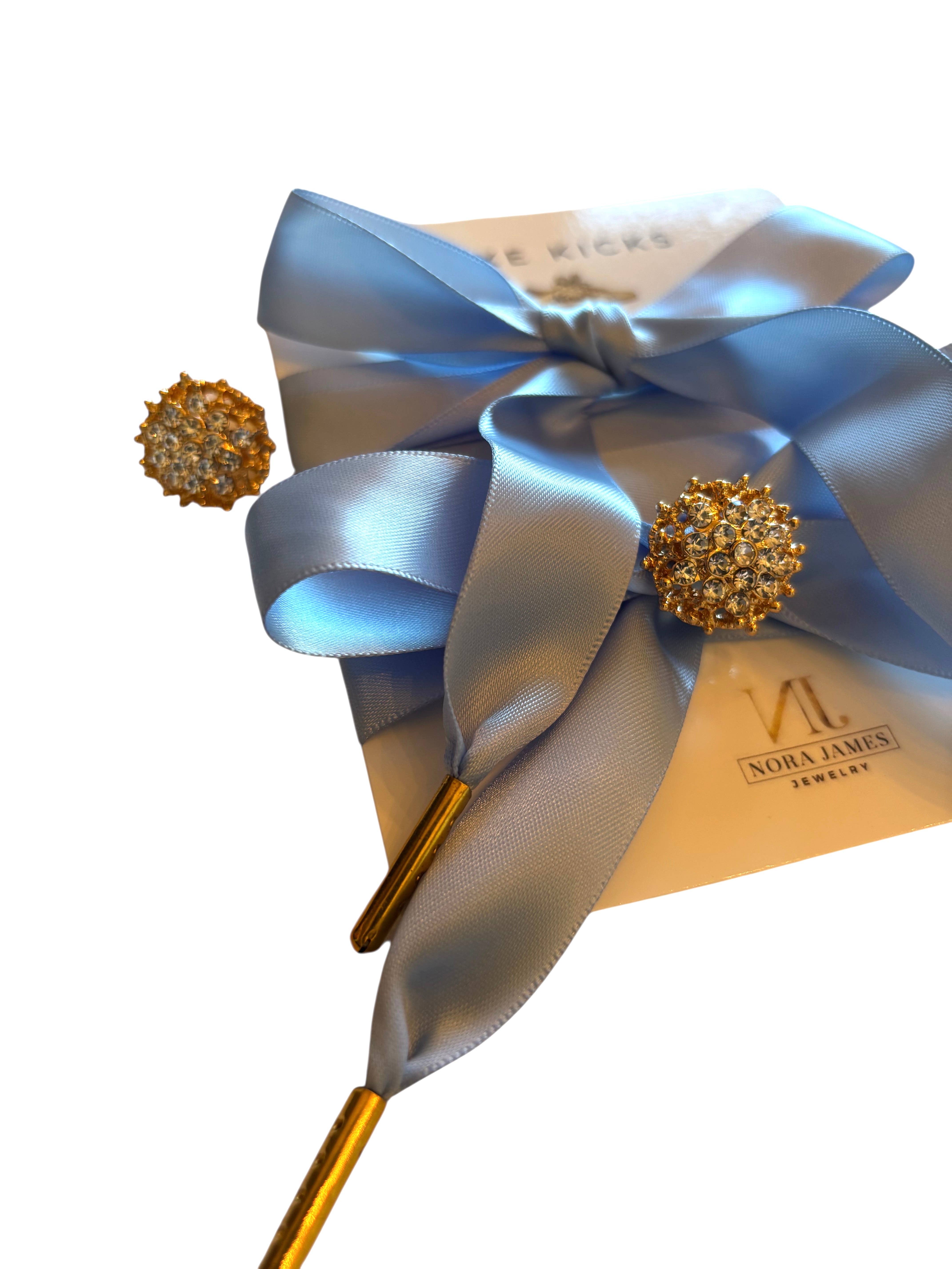 Nora James jewelry – Großhandel Schnürsenkel – Damen – Luxe Kicks Schnürsenkel mit Brosche - Eisblau4