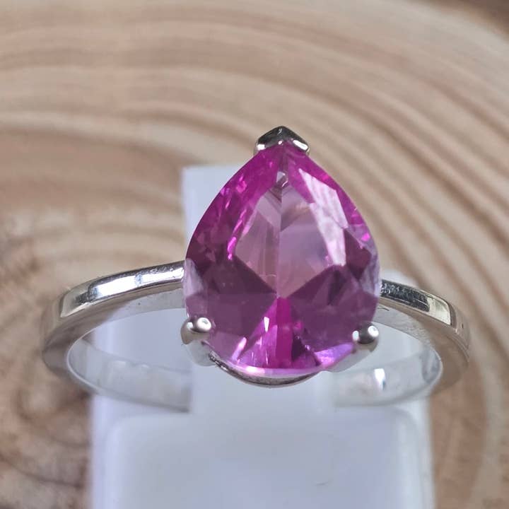 Simulerad rosa safir i sterlingsilverring - 2,4g - UK L för wholesale av Crystal Cove Minerals