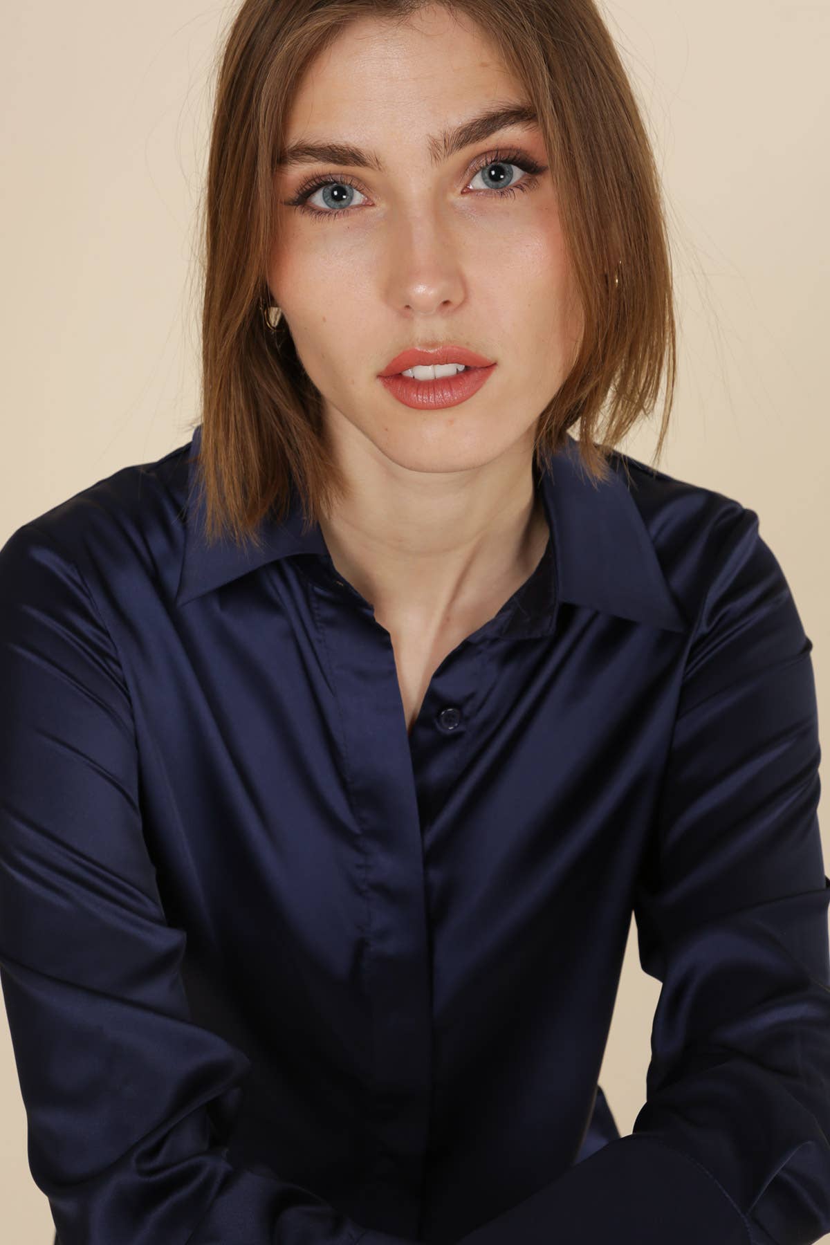 CHOKLATE PARIS – wholesale Tröja med knappar – Dam – Léa-skjorta i satin (S-M-L-XL) - CK080914