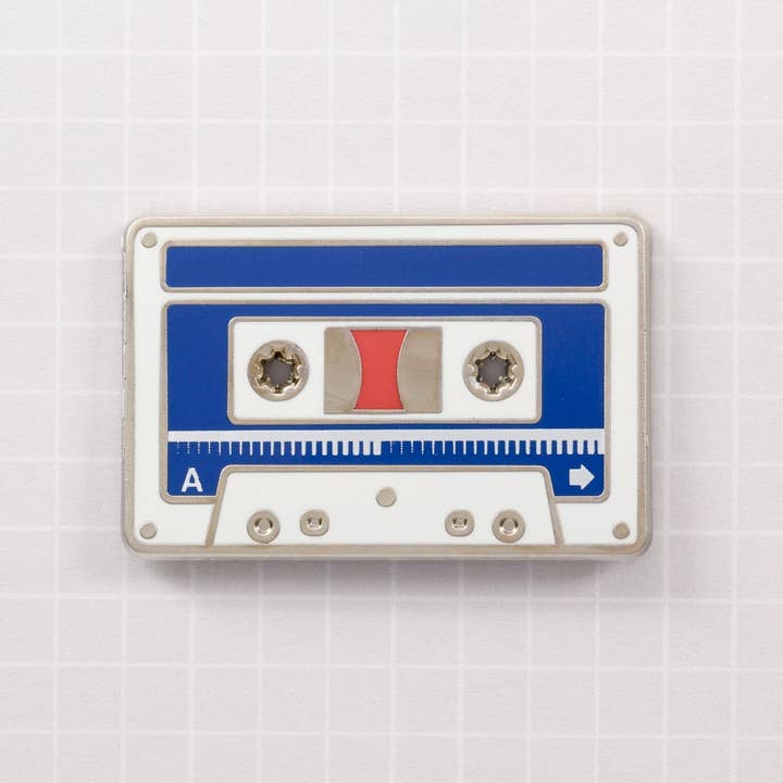 1980who - Vente Épinglettes/boutons - Rubans de données volés Clever Robot Pin - Cassette des années 19801