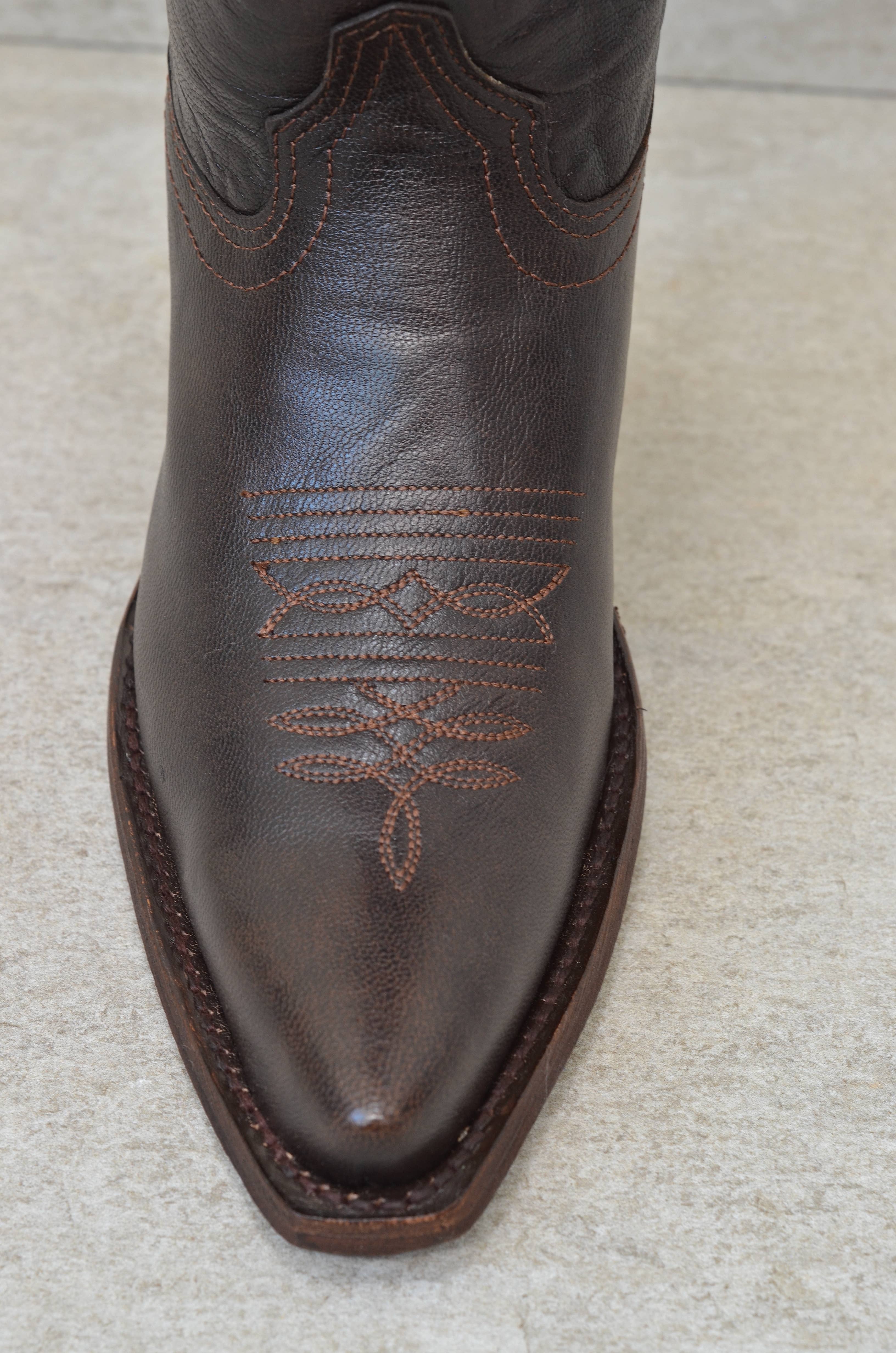 NOCE Stivali western da donna Leslie in pelle noce con ricamo floreale in vendita all'ingrosso su Faire1