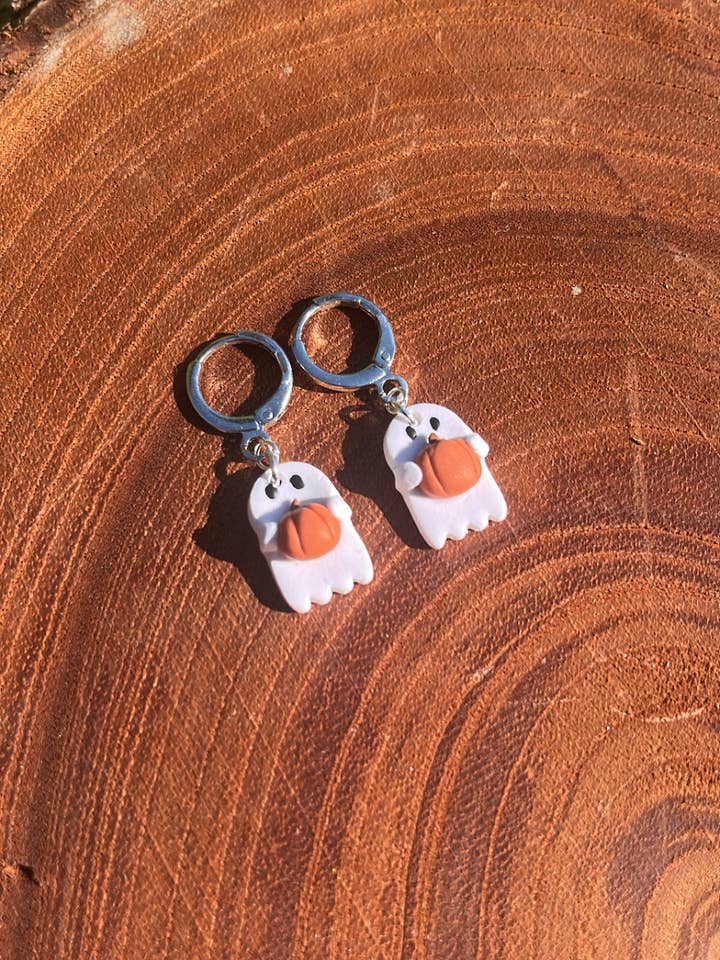 Söt spöke som håller en pumpa för wholesale av Baked Clay