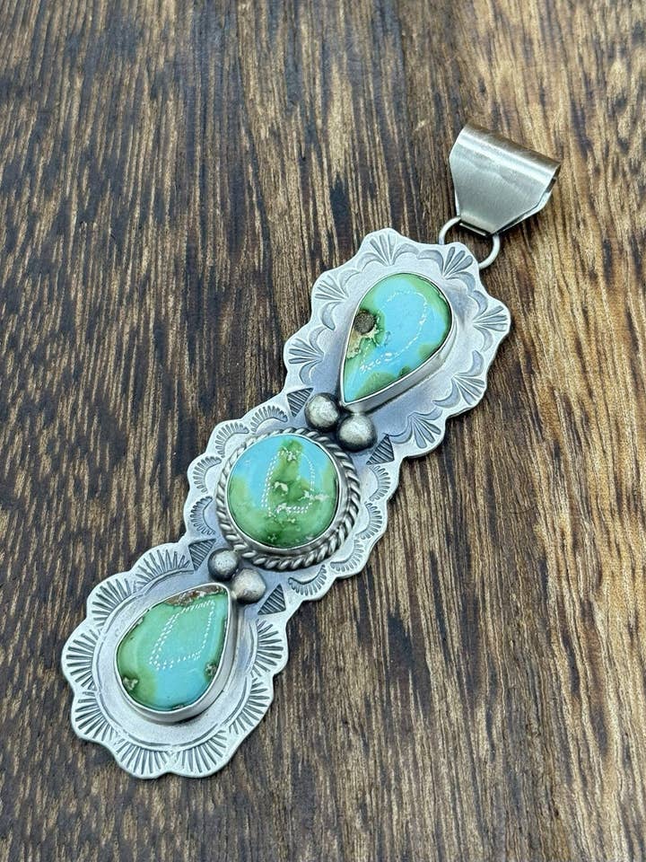 Ciondolo a Goccia in Argento Sterling con Turchese Sonoran Gold Fatto a Mano dai Navajo. per la vendita all'ingrosso da parte di Native City Jewelry