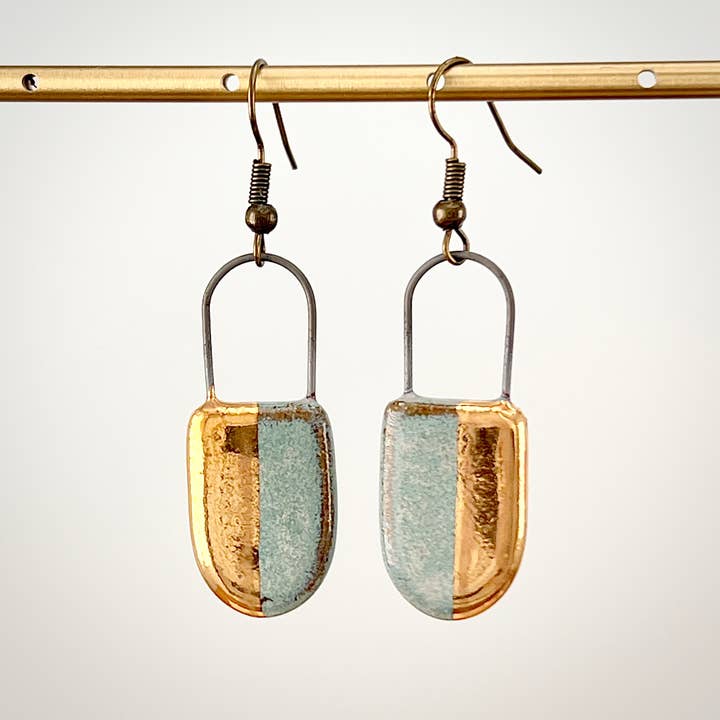 Boucle d'oreille en céramique or et turquoise moitié-moitié pour la vente par The Artifact House