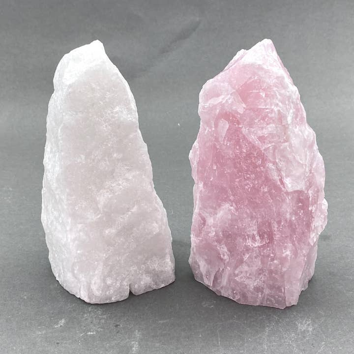 Lampe en pierre brute de gemmes mélangées avec cordon et ampoule pour la vente par Crystal River Gems LLC