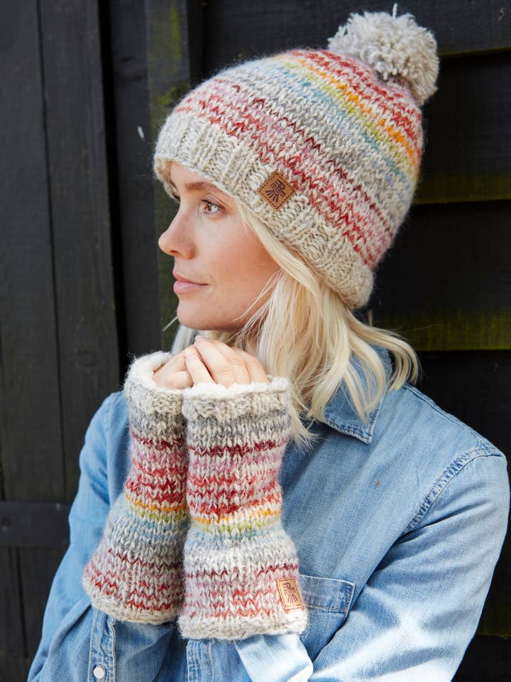 Langtang Lys Stribet Mohair Uld Strikket Bobble Hue for engroshandel hos Pachamama Ltd