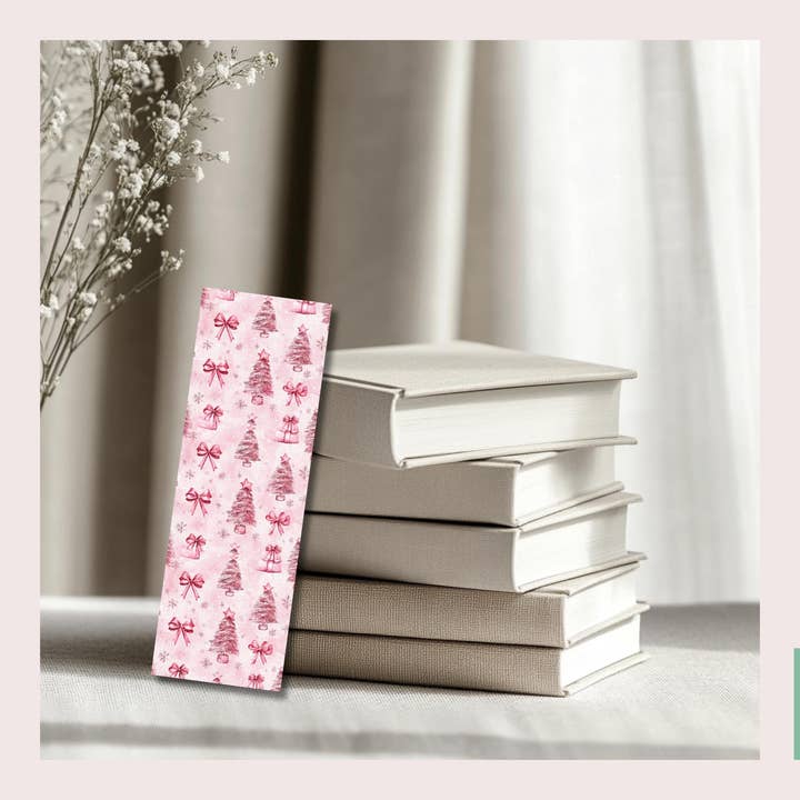 Lyserød julebogmærke med sløjfer og juletræer for engroshandel hos Belle Lis Design Co.