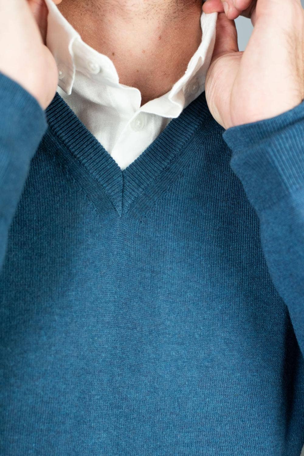 ARMAZÉM DAS MALHAS – wholesale Knitted jumper – Men′s – Classic V-Neck Sweater - Blue2