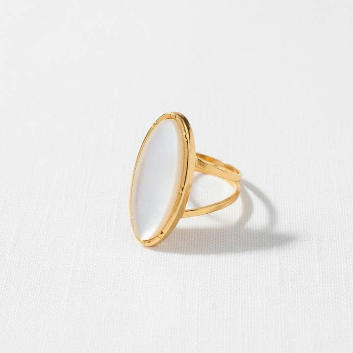 paperln - Wholesale Cocktail/Statement Ring - Elegant Oval Ring with Iridescent Shell Design1