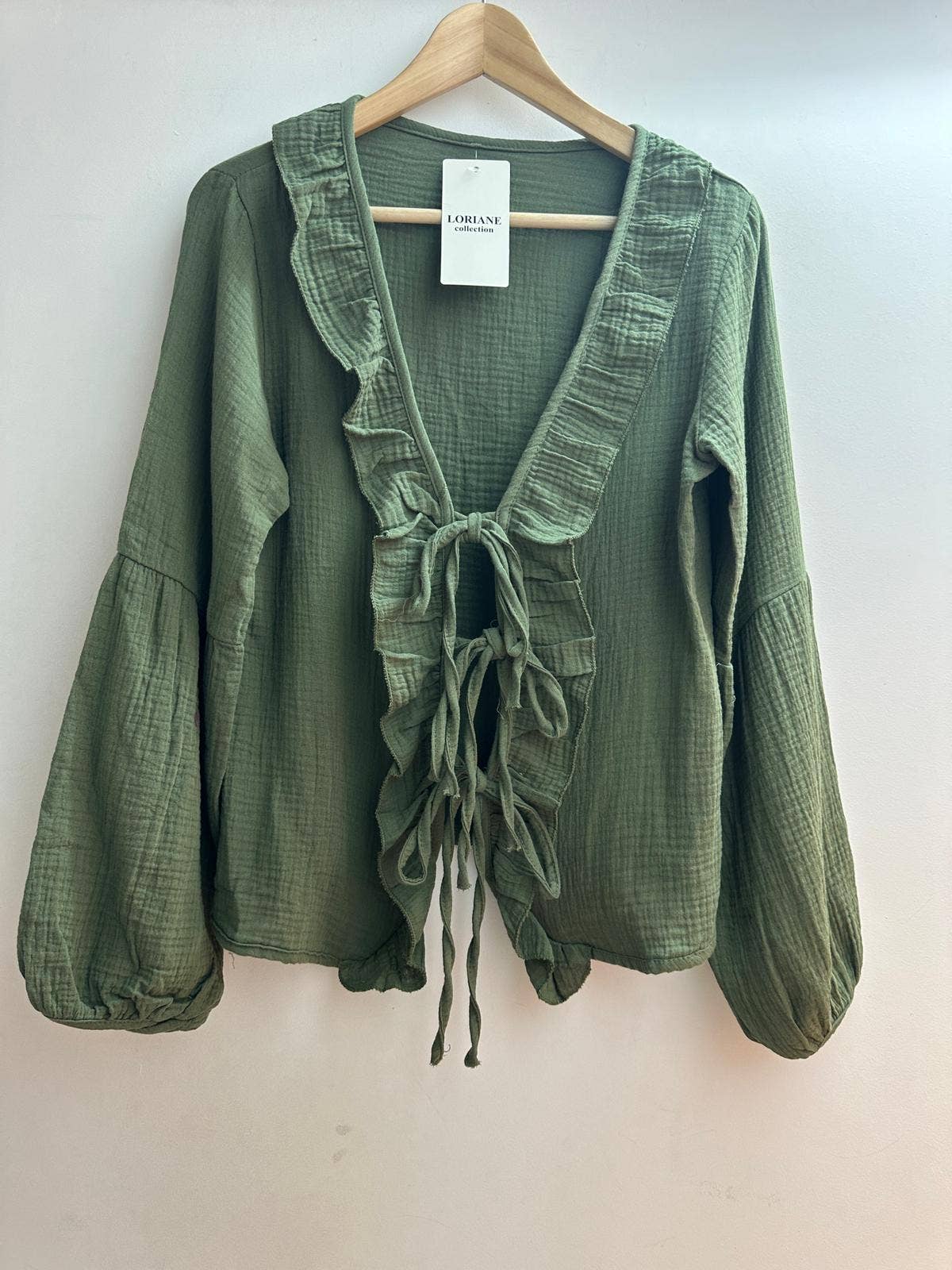 LORIANE – Camisa com botões no colarinho – Mulher por atacado – Camisa de algodão com amarração e nó, tamanho único13