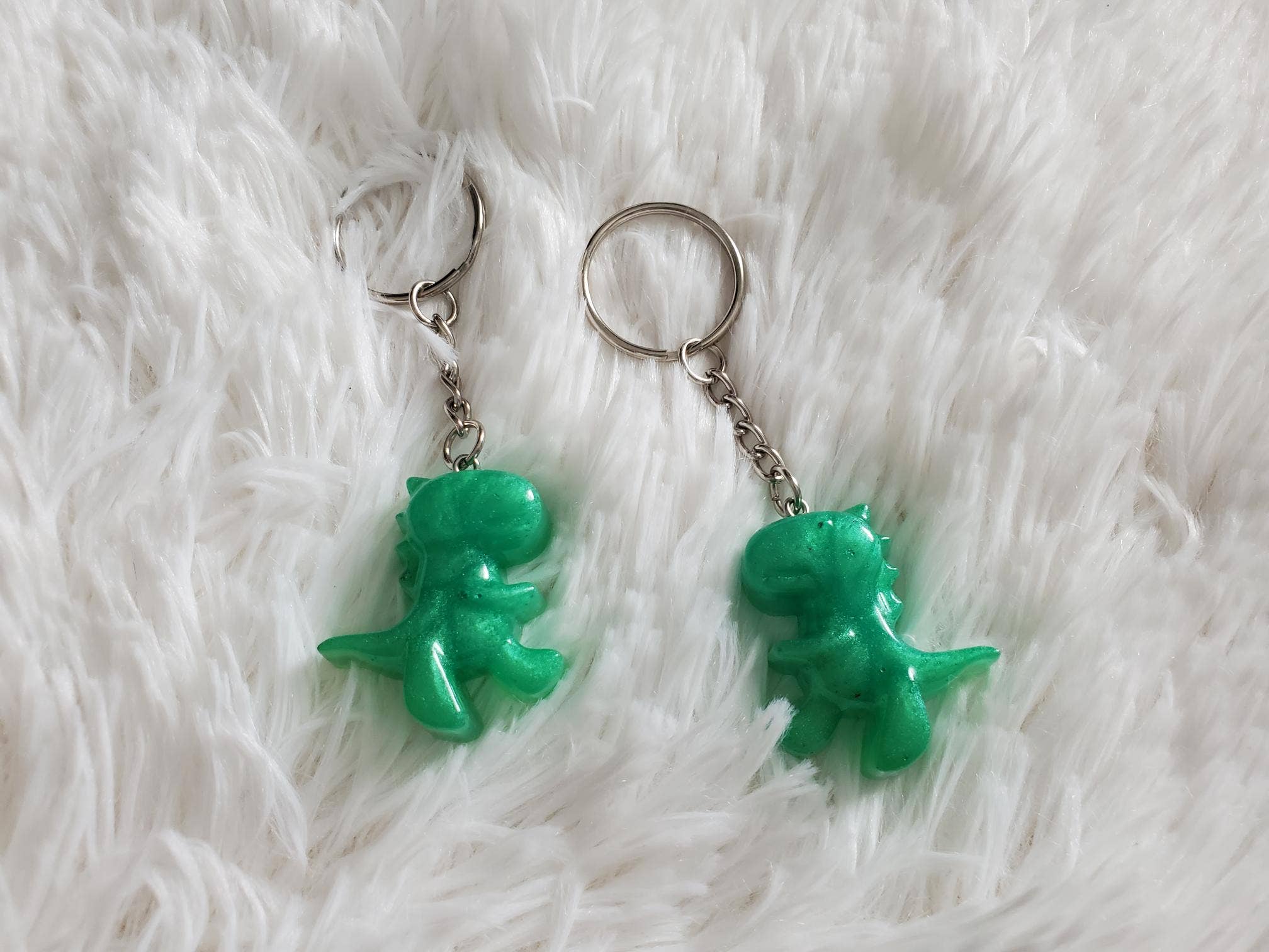 Tots And Tumblers Art - Venta al por mayor Llavero - Niños - Llavero de resina de dinosaurio, llavero tipo mochila3