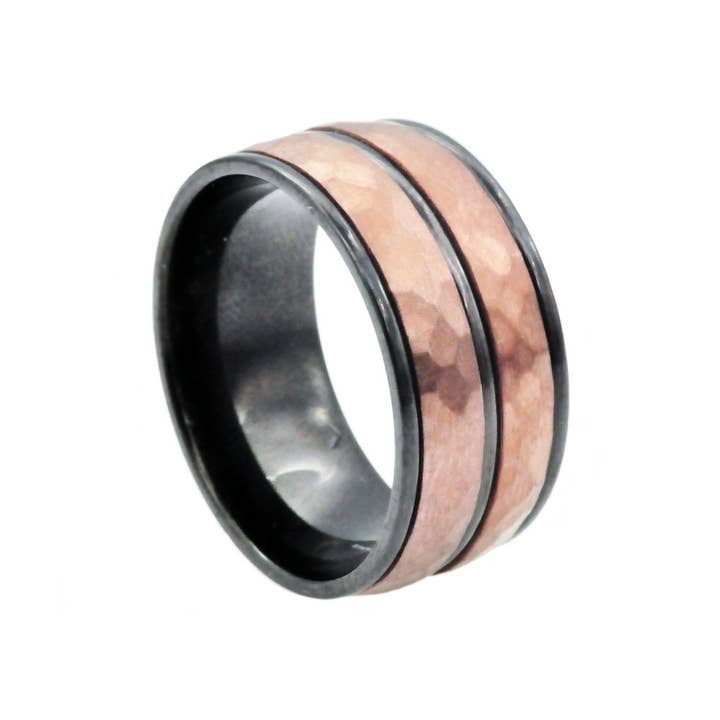 Bague martelée en acier inoxydable noir et chocolat pour homme de 10 mm pour la vente par Blackjack Mens Jewelry